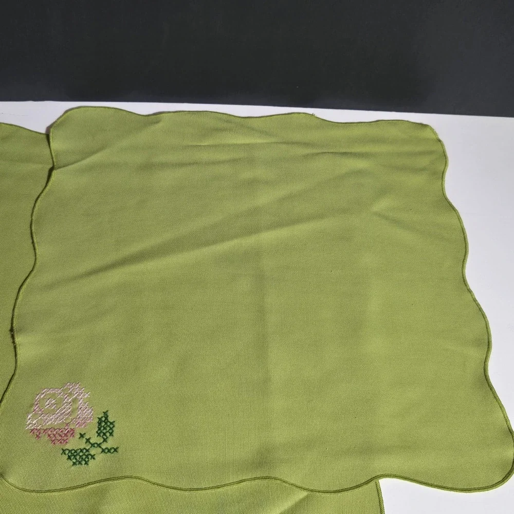 Set‎ of 3 Vtg Cotton Linen Dinner Napkins Cross Stitched Flower Scalloped Edge